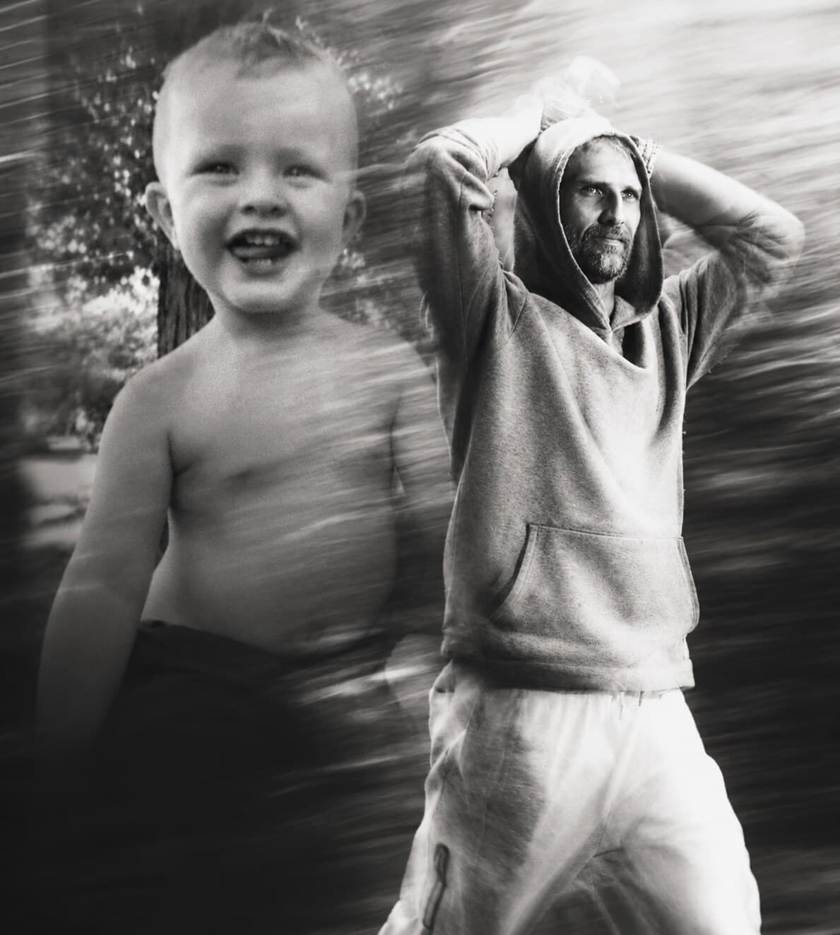 Un photomontage : Dominic en pleine course dans son coton ouaté, et à côté de lui, plus grand que nature, Rafaël à deux ans — torse nu, en train de rire, pris dans le même flou de mouvement, comme s'ils couraient ensemble.